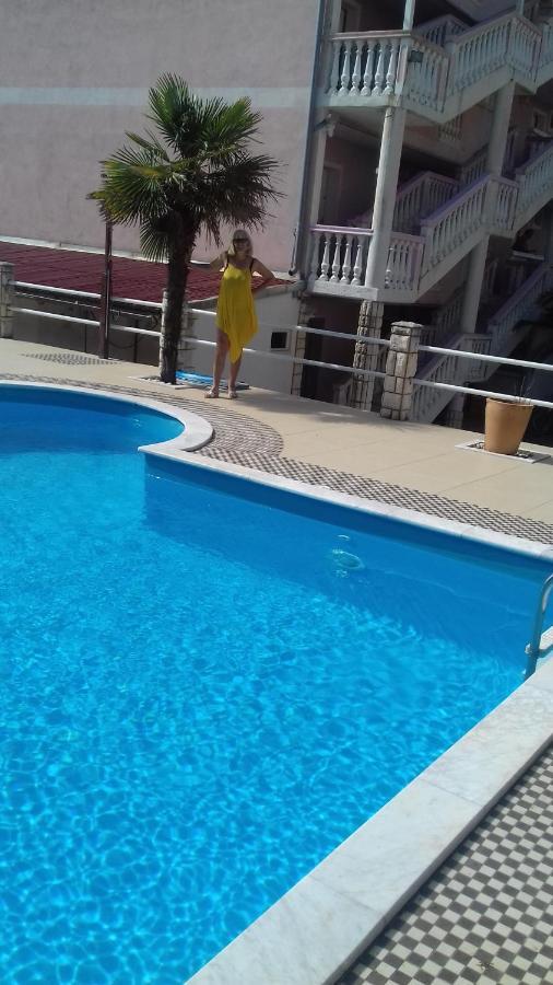 Leona Apartment *