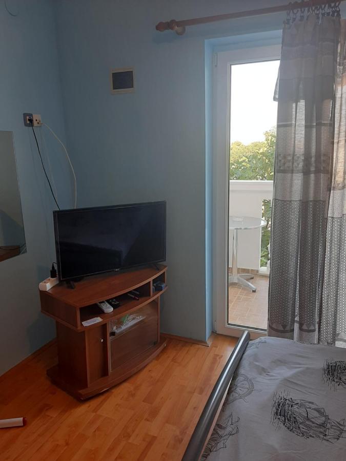 Leona Apartment *